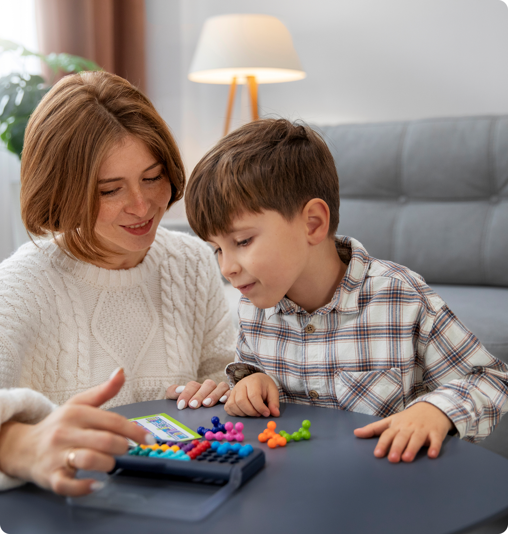 Mamma e bambino giocano insieme con un gioco colorato