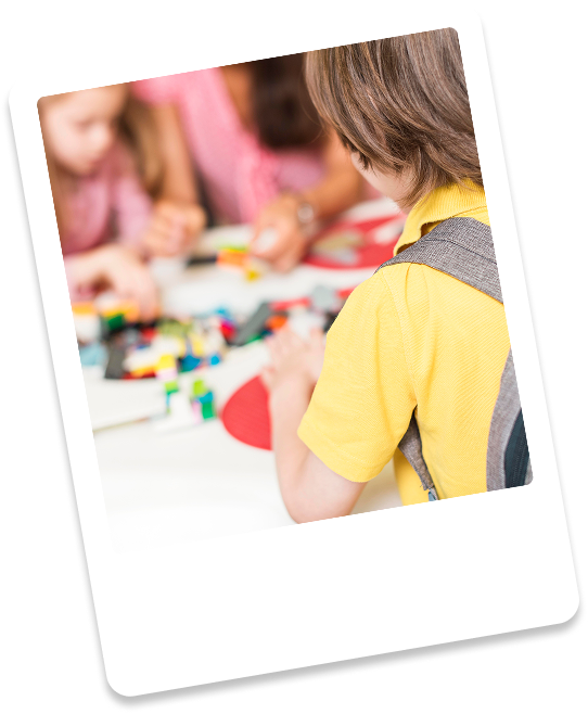 Bambini che giocano con i mattoncini in classe