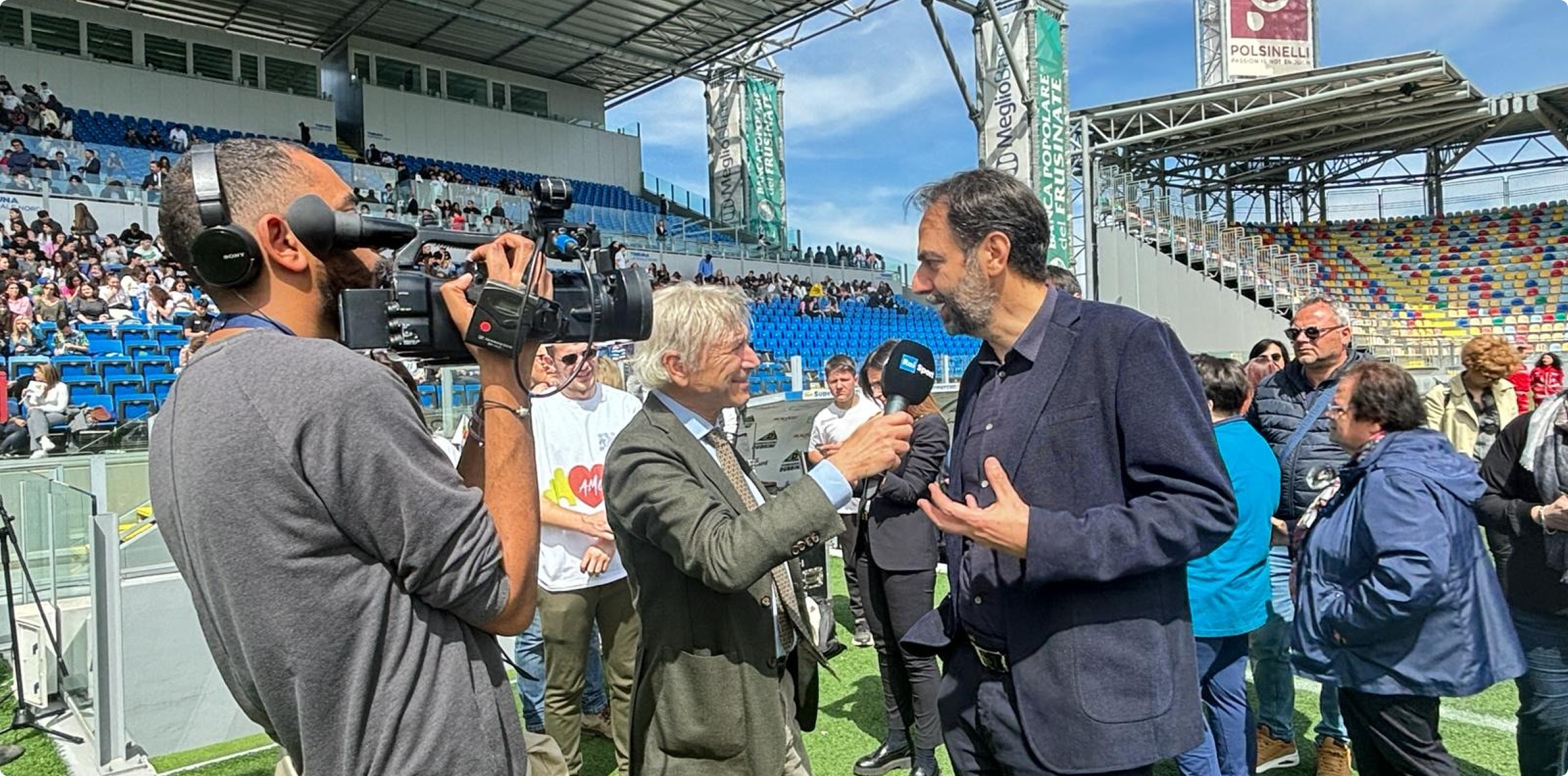 Intervista a bordo campo con telecamera e microfono