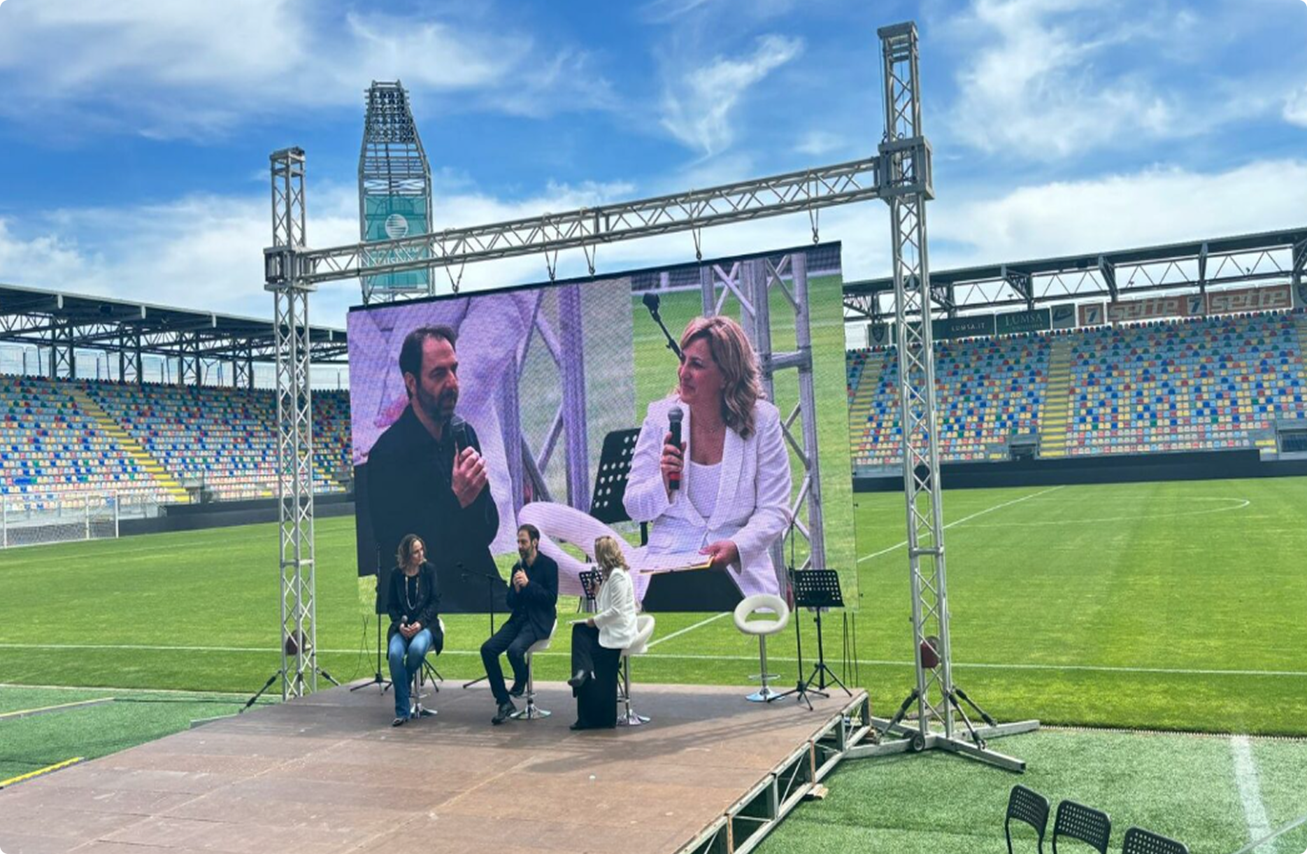 Incontro sul prato dello stadio Stirpe con maxischermo
