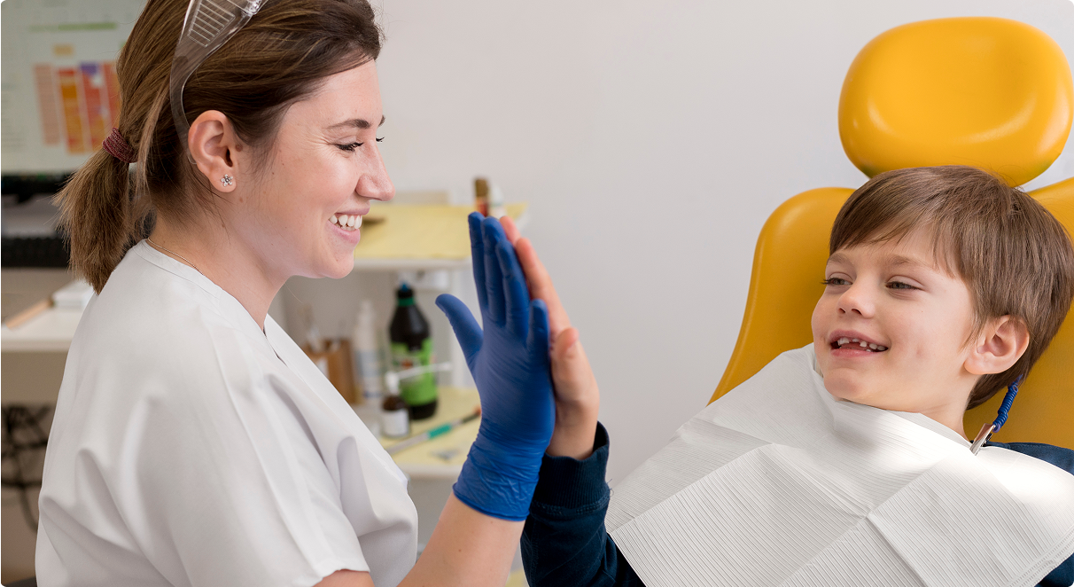 Dentista e bambino sulla poltrona odontoiatrica