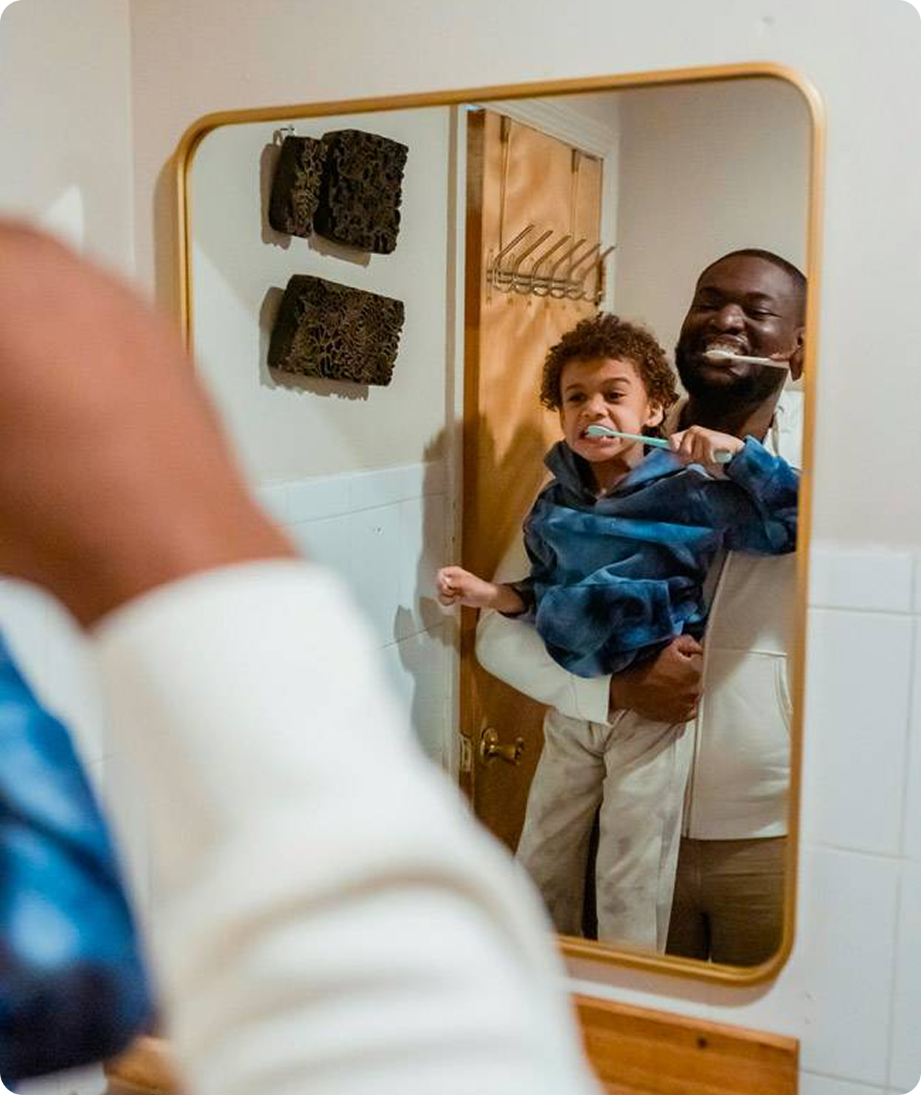 Papà e figlio che si lavano i denti davanti allo specchio