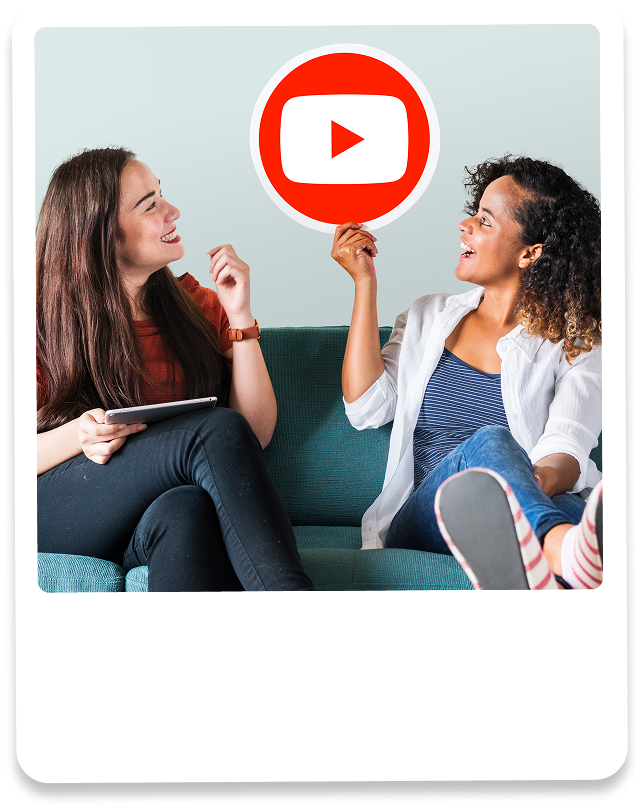 Due donne sedute su un divano durante un’intervista video