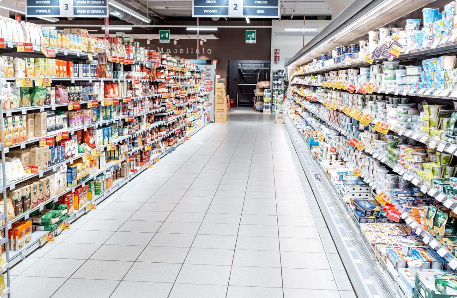 Corsia di un supermercato con scaffali di prodotti
