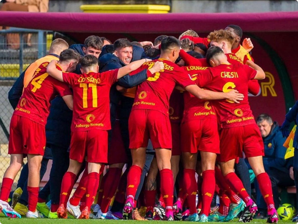 Squadra di calciatori abbracciata in campo