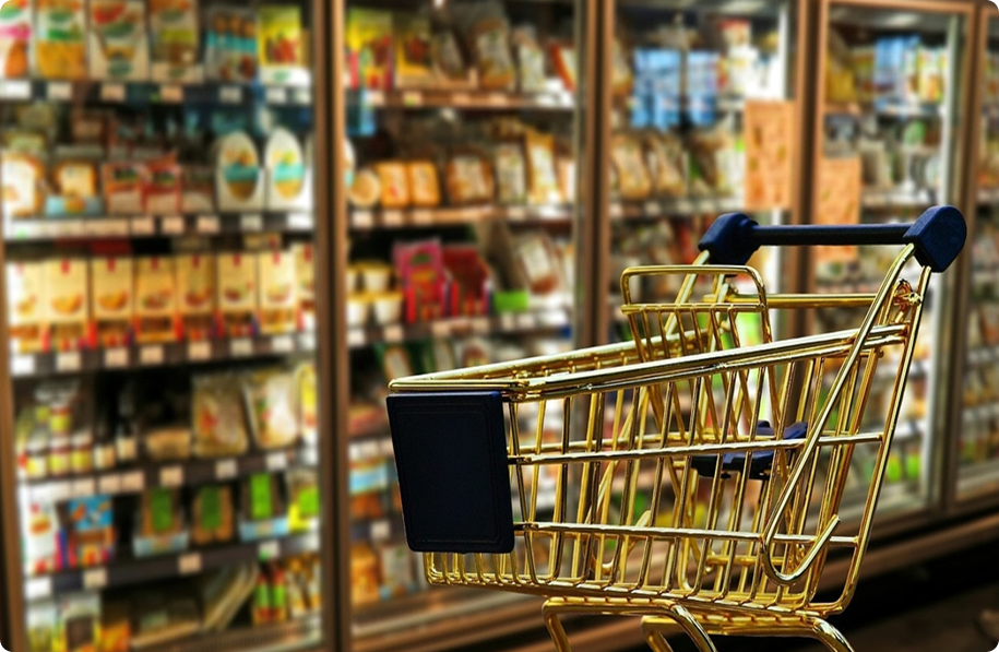 Carrello della spesa davanti ai banchi frigo