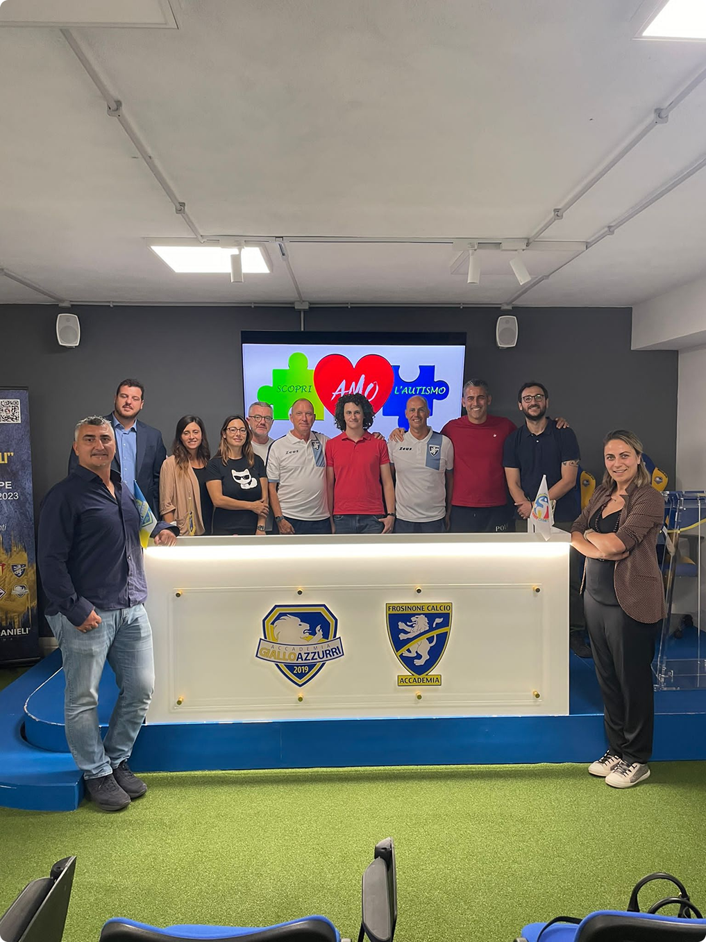 Foto di gruppo durante la presentazione del progetto