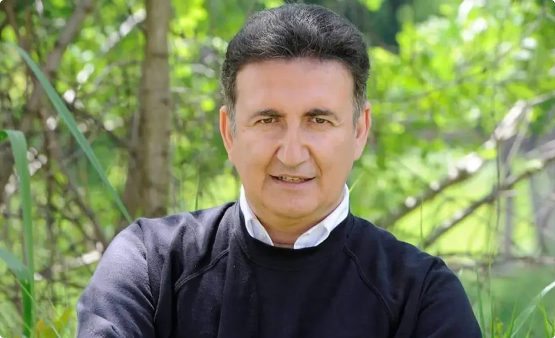 Ritratto di Roberto Giacobbo all’aperto