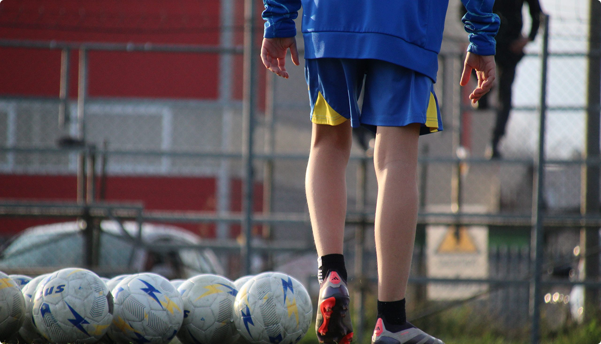 Bambini in campo durante un allenamento di calcio