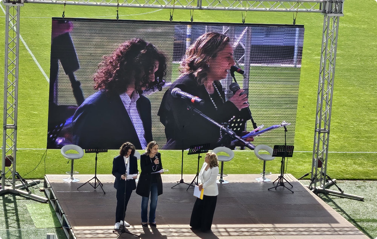 Esibizione musicale sul palco ripresa dal maxischermo