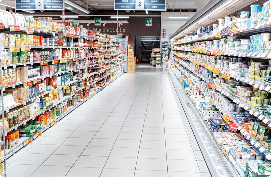 Corsia di un supermercato vista in prospettiva
