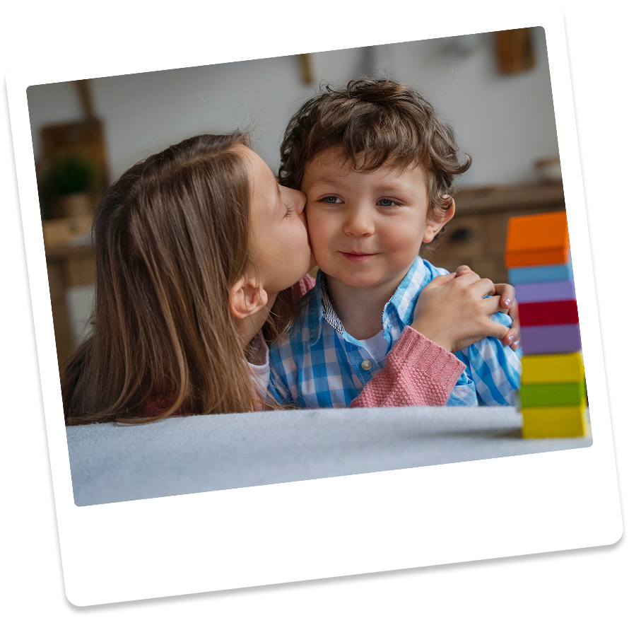 Mamma che bacia il figlio mentre gioca con costruzioni colorate