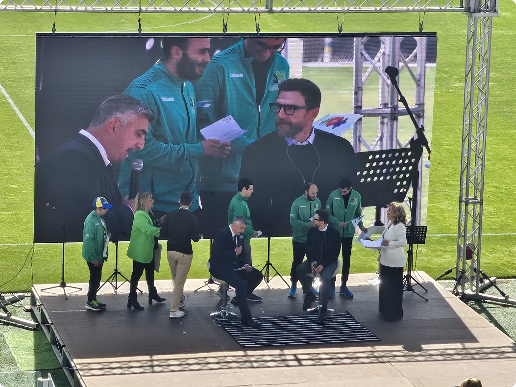 Dialogo sul palco con il maxischermo dello stadio
