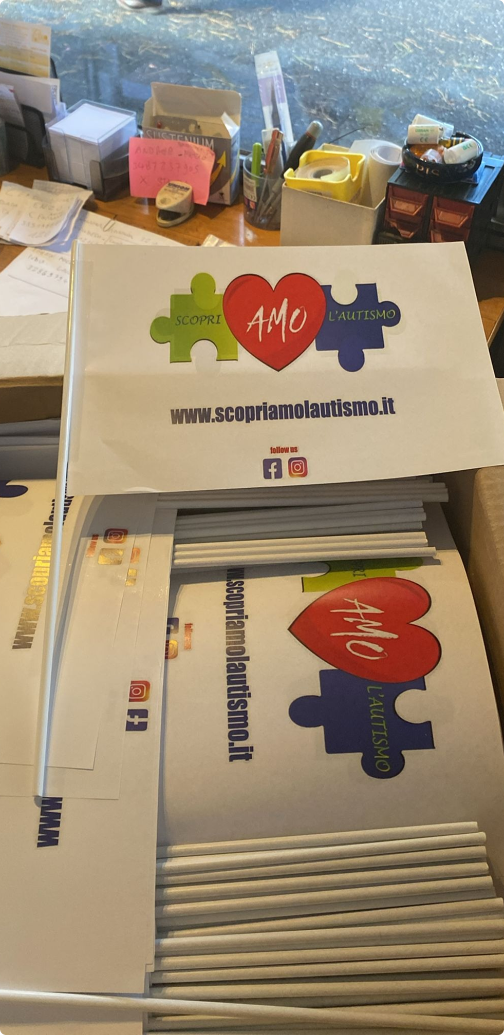 Bandierine e materiali informativi con il logo ScopriAMO l’Autismo