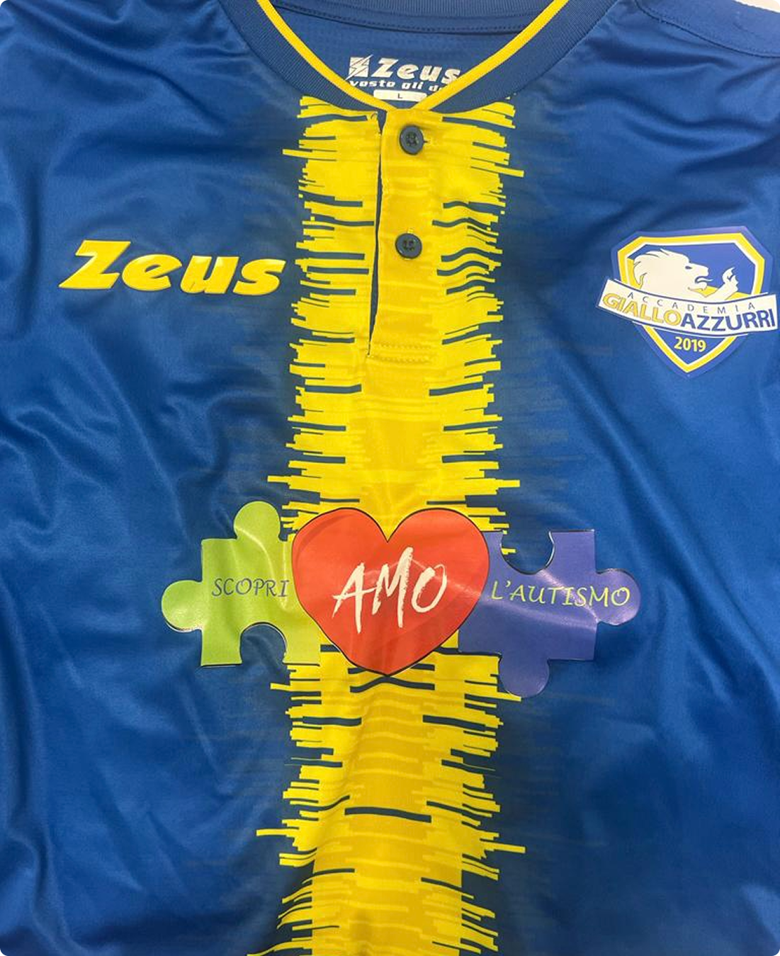 Maglia Zeus dell'Accademia GialloAzzurri con il logo ScopriAMO l'Autismo