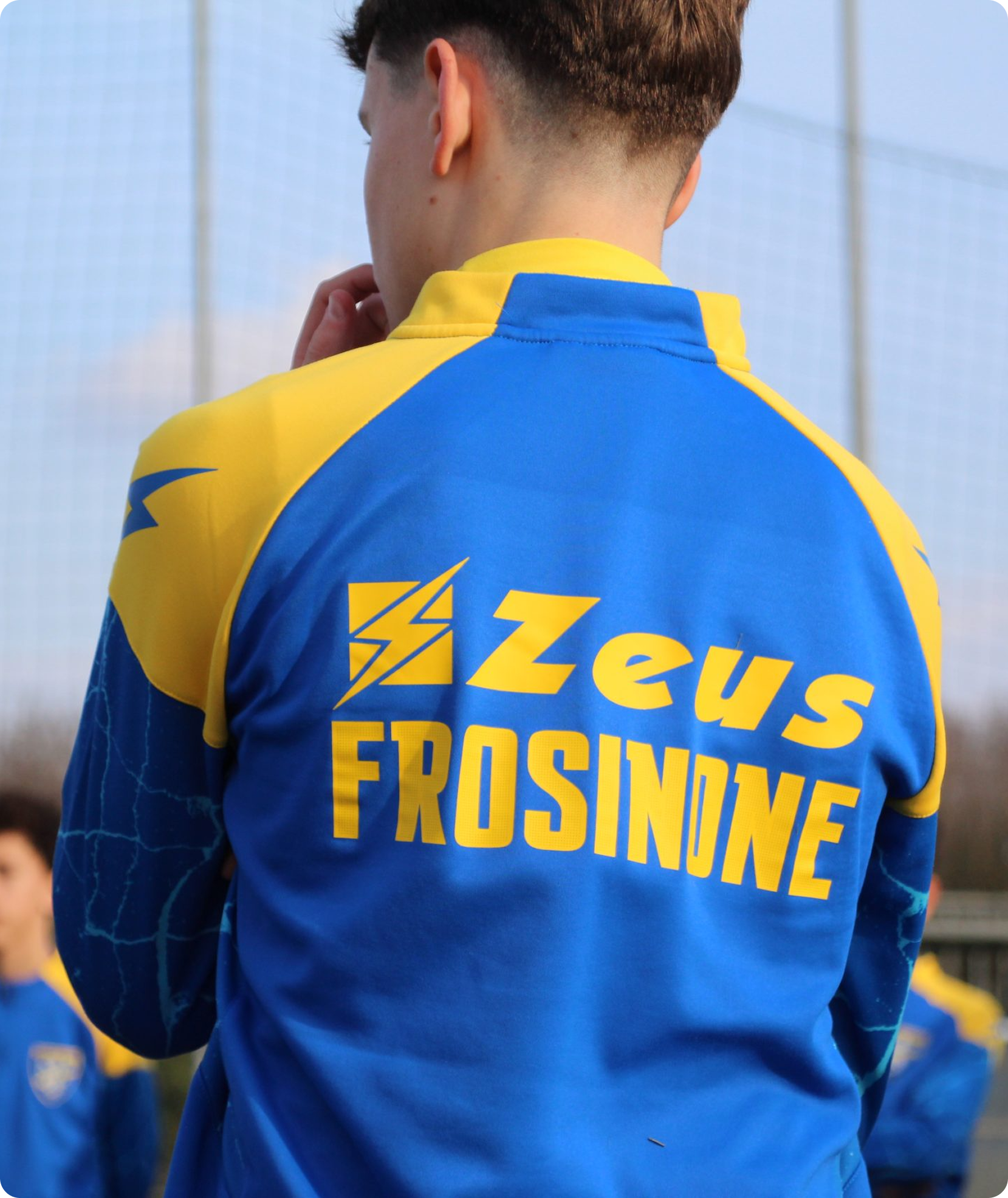Ragazzo di spalle con la tuta Zeus Frosinone