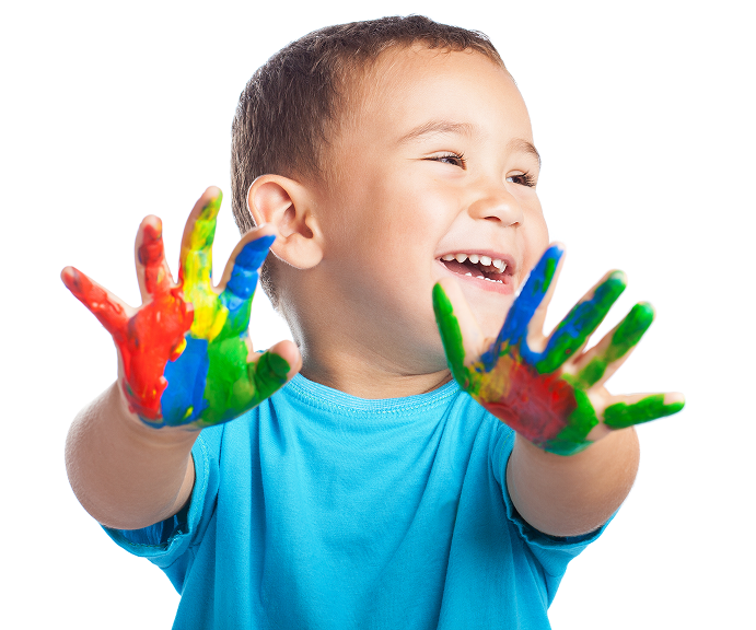 Bambino sorridente che mostra le mani dipinte con i colori a dita
