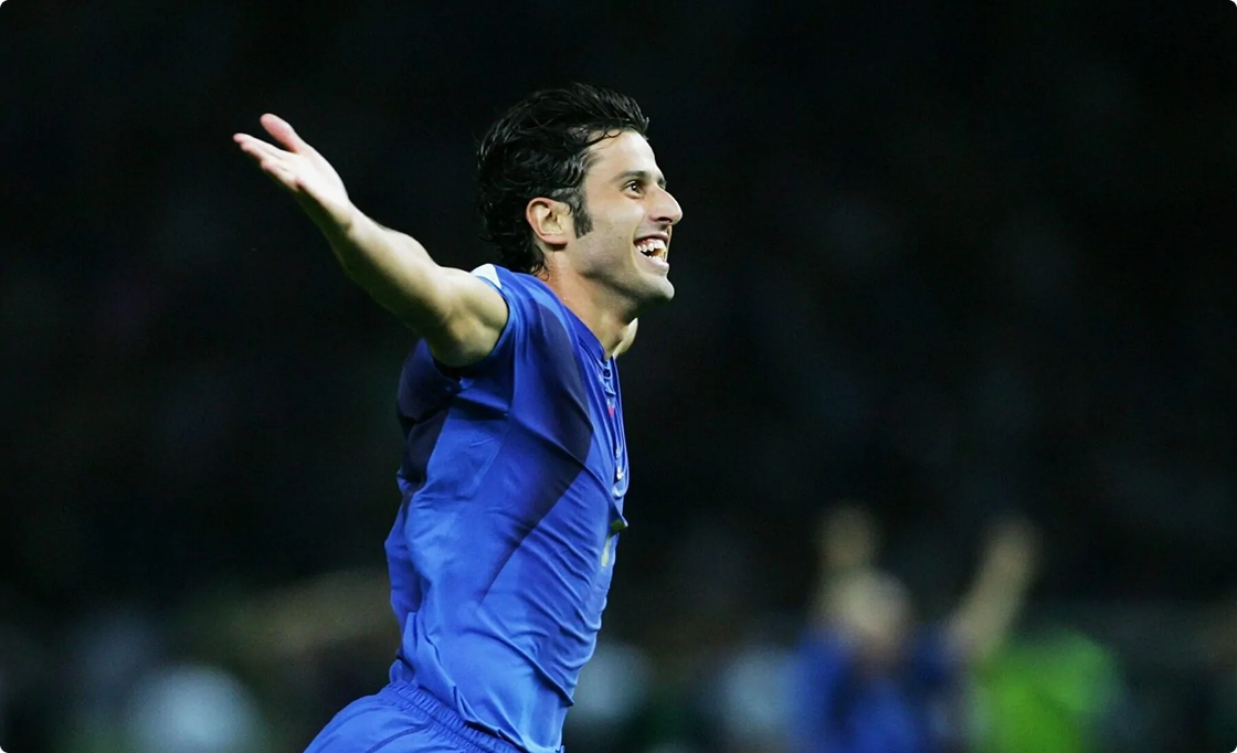 Fabio Grosso esulta con la maglia della Nazionale