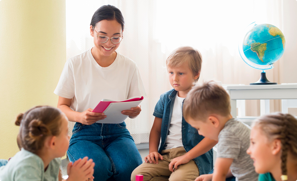 Insegnante con bambini seduti in cerchio in aula