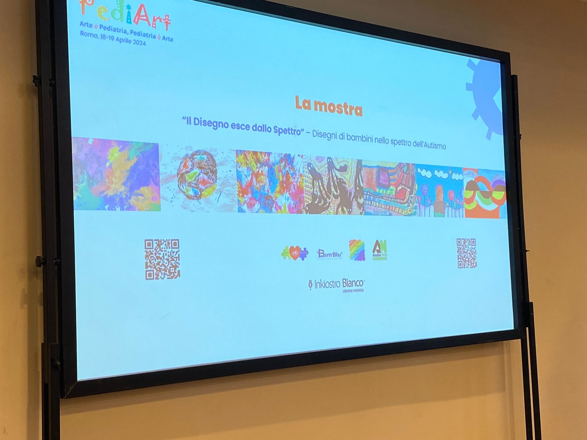 Schermo con i disegni della mostra “L’autismo a colori”