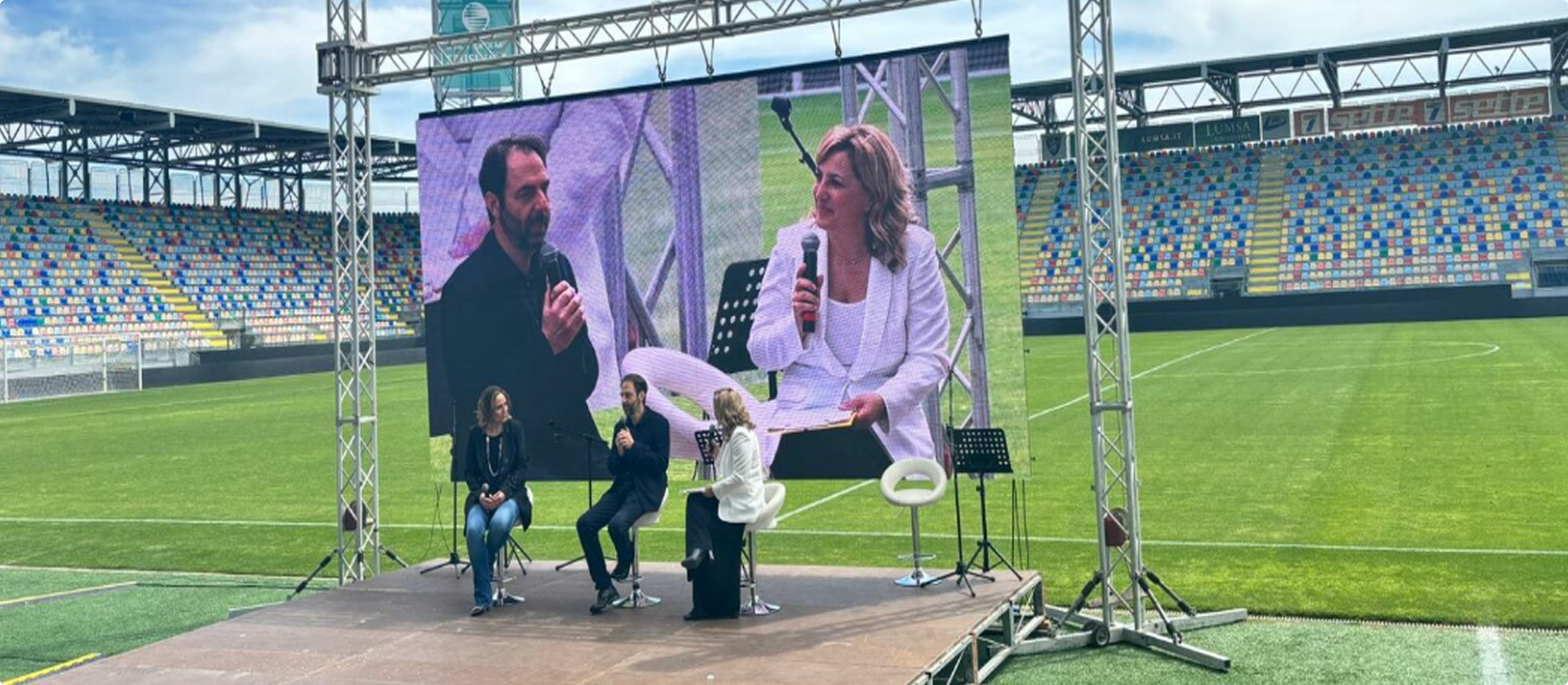 Incontro sul prato dello stadio Benito Stirpe con maxischermo e relatori